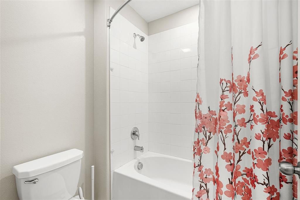 Activo con contrato: $494,900 (6 camas, 3 baños, 3130 Pies cuadrados)