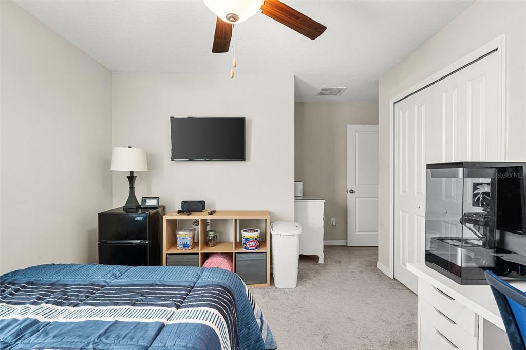 Activo con contrato: $494,900 (6 camas, 3 baños, 3130 Pies cuadrados)