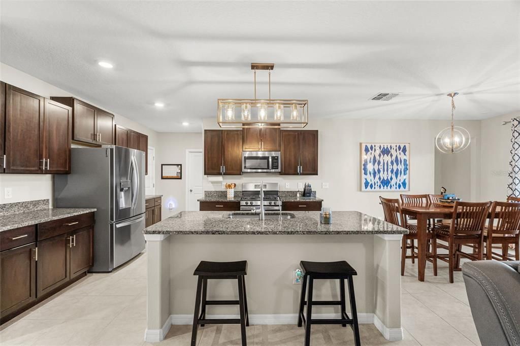 Activo con contrato: $494,900 (6 camas, 3 baños, 3130 Pies cuadrados)