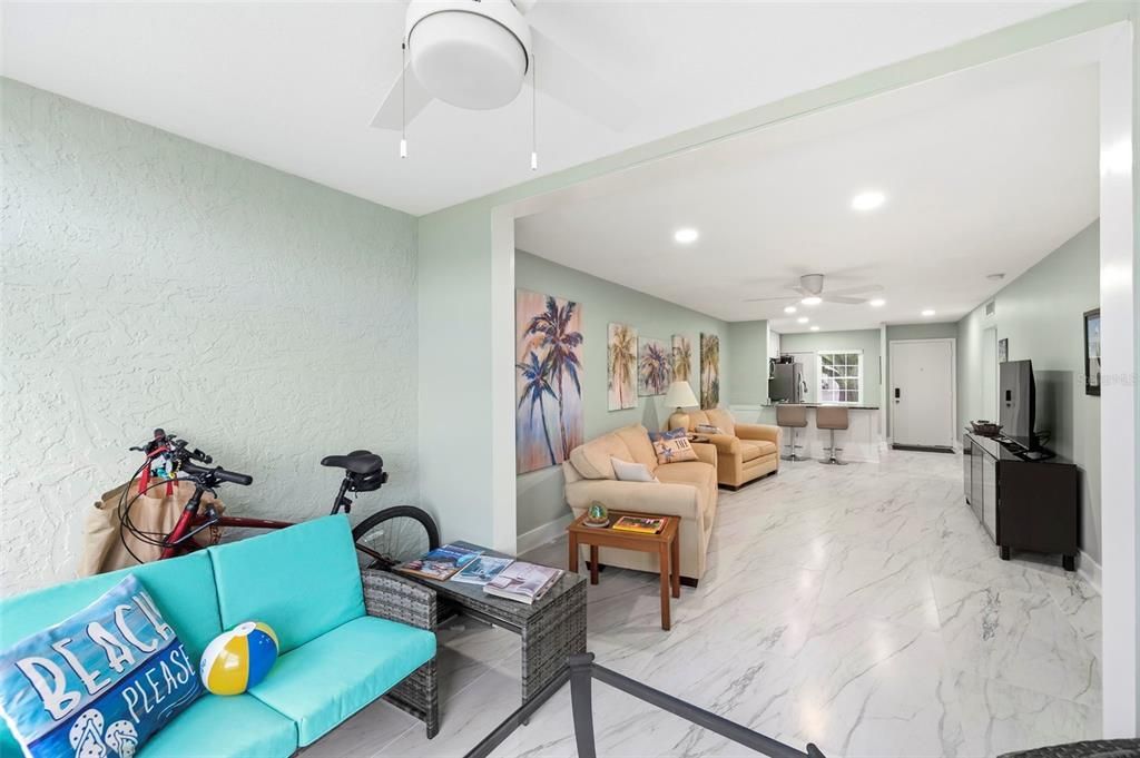 For Sale: $165,000 (2 beds, 2 baths, 865 Square Feet)