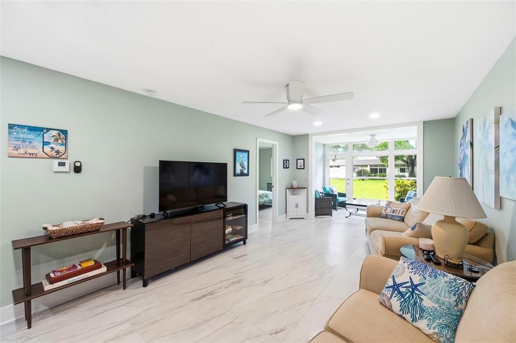 For Sale: $165,000 (2 beds, 2 baths, 865 Square Feet)