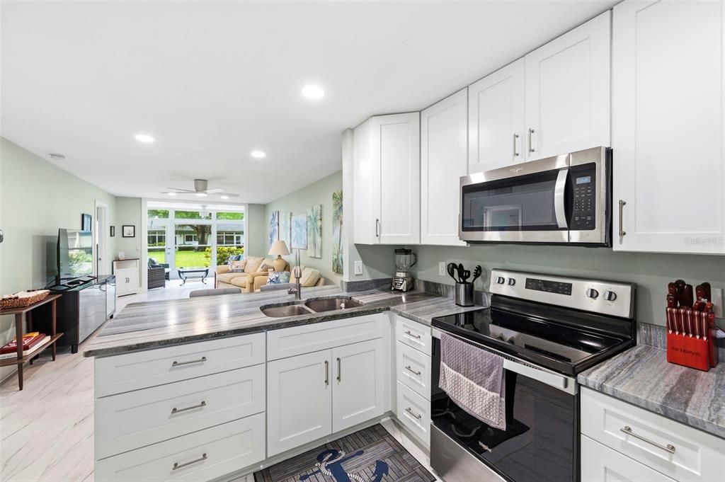 For Sale: $165,000 (2 beds, 2 baths, 865 Square Feet)