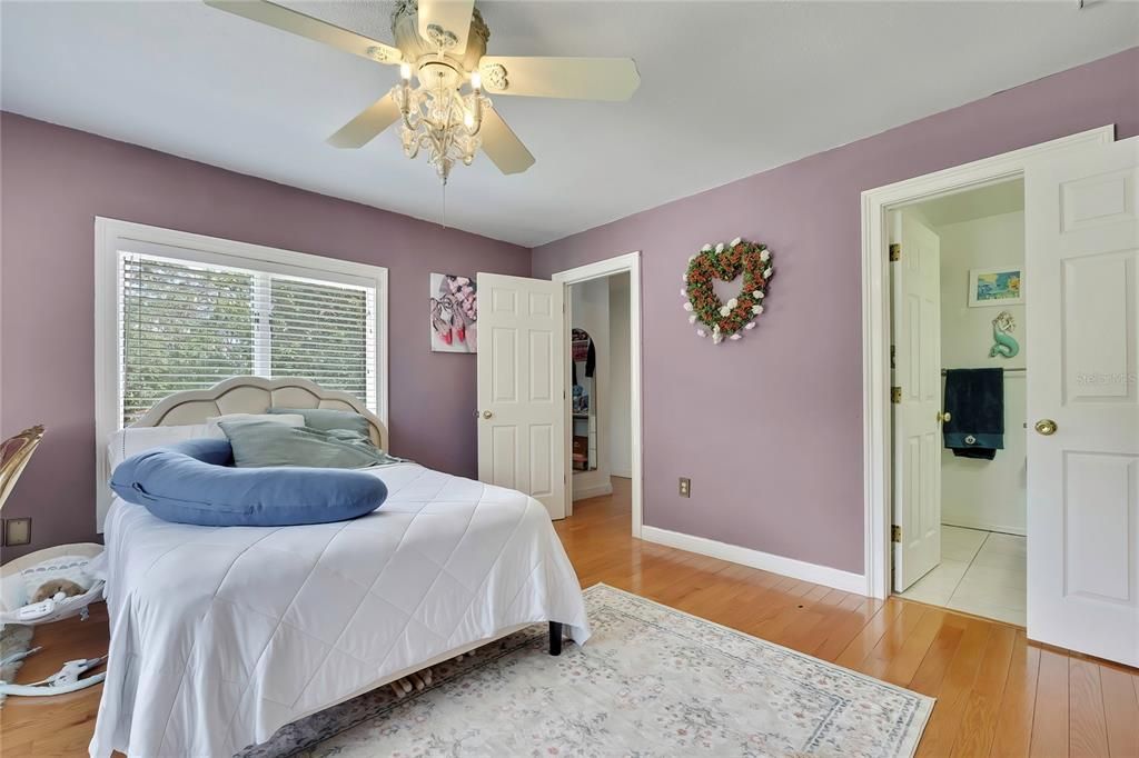 For Sale: $949,000 (5 beds, 5 baths, 5911 Square Feet)