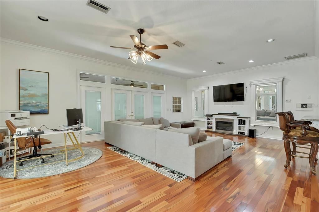 For Sale: $949,000 (5 beds, 5 baths, 5911 Square Feet)