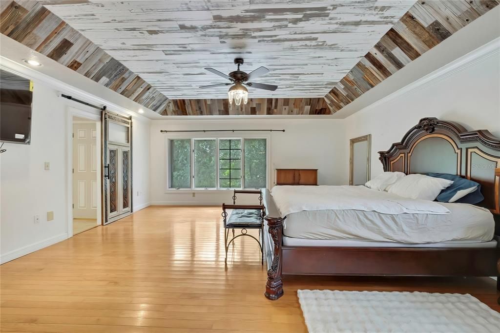 For Sale: $949,000 (5 beds, 5 baths, 5911 Square Feet)