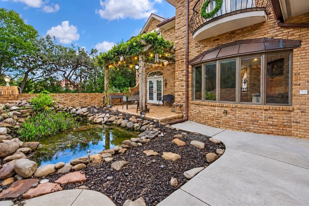 For Sale: $949,000 (5 beds, 5 baths, 5911 Square Feet)