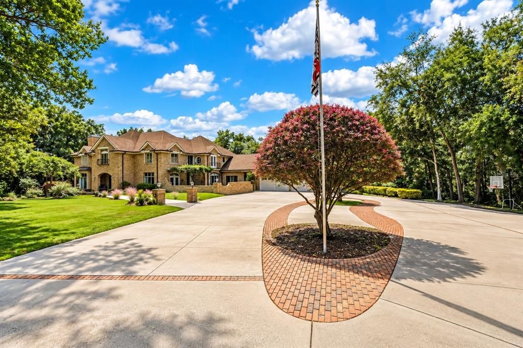 For Sale: $949,000 (5 beds, 5 baths, 5911 Square Feet)