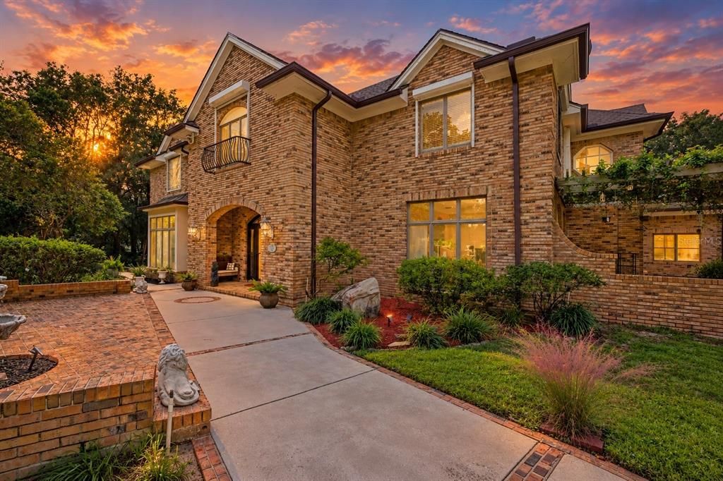 For Sale: $949,000 (5 beds, 5 baths, 5911 Square Feet)