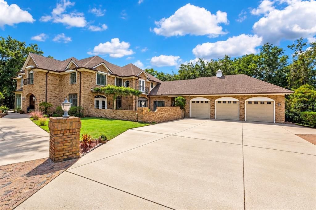 For Sale: $949,000 (5 beds, 5 baths, 5911 Square Feet)