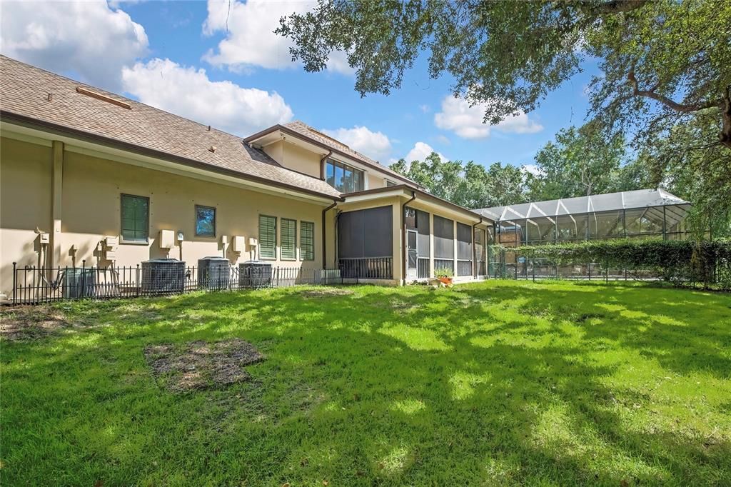 For Sale: $949,000 (5 beds, 5 baths, 5911 Square Feet)