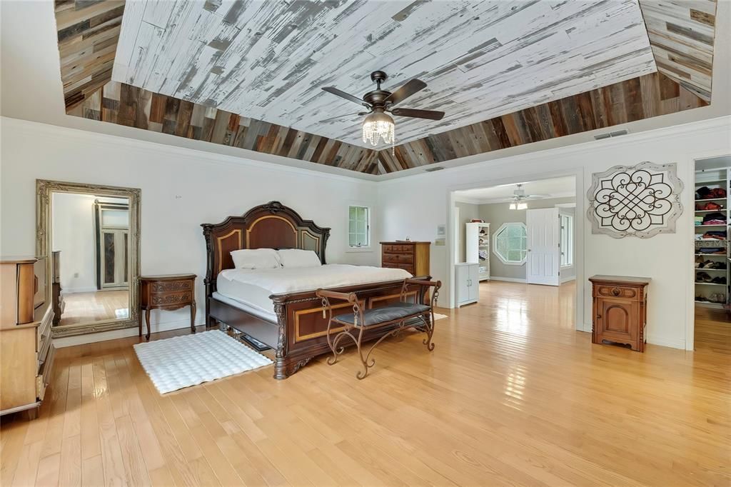 For Sale: $949,000 (5 beds, 5 baths, 5911 Square Feet)