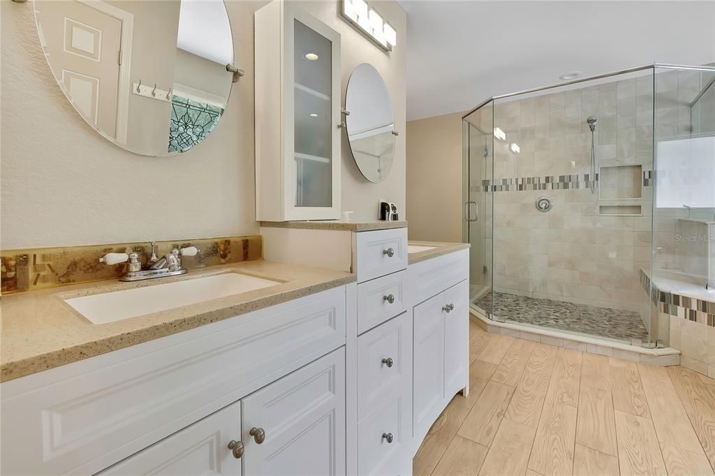 For Sale: $949,000 (5 beds, 5 baths, 5911 Square Feet)