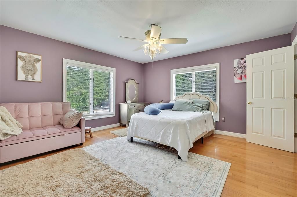 For Sale: $949,000 (5 beds, 5 baths, 5911 Square Feet)