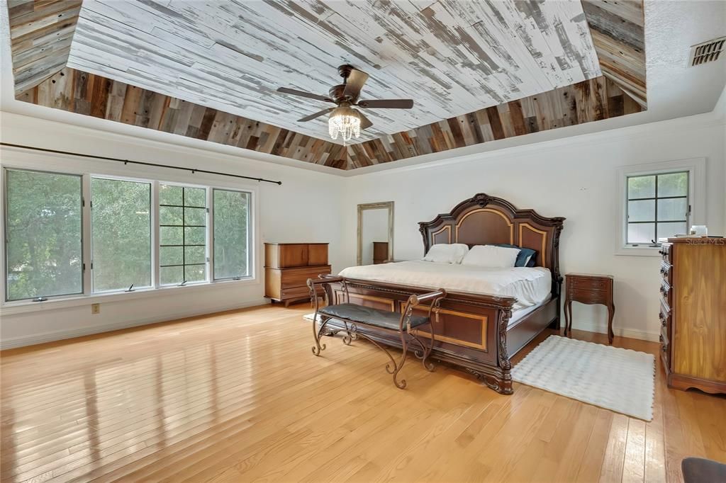 For Sale: $949,000 (5 beds, 5 baths, 5911 Square Feet)