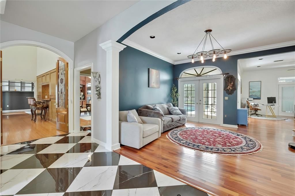 For Sale: $949,000 (5 beds, 5 baths, 5911 Square Feet)