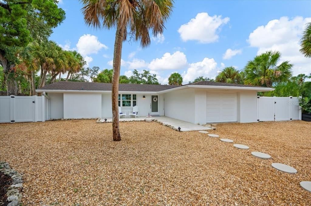 For Sale: $1,295,000 (3 beds, 2 baths, 2216 Square Feet)