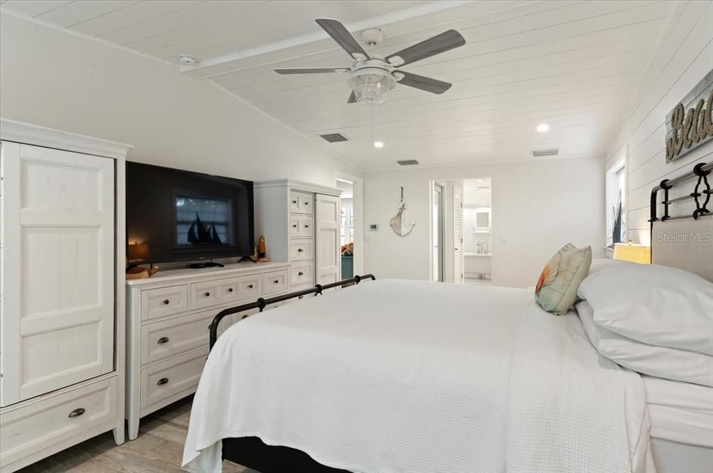 For Sale: $1,295,000 (3 beds, 2 baths, 2216 Square Feet)
