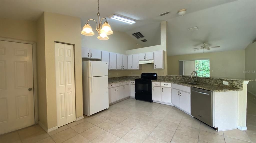 For Rent: $1,700 (3 beds, 2 baths, 1398 Square Feet)
