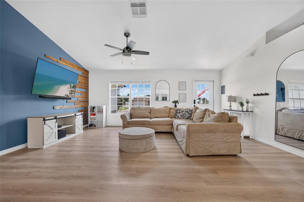 For Sale: $375,000 (3 beds, 2 baths, 1288 Square Feet)