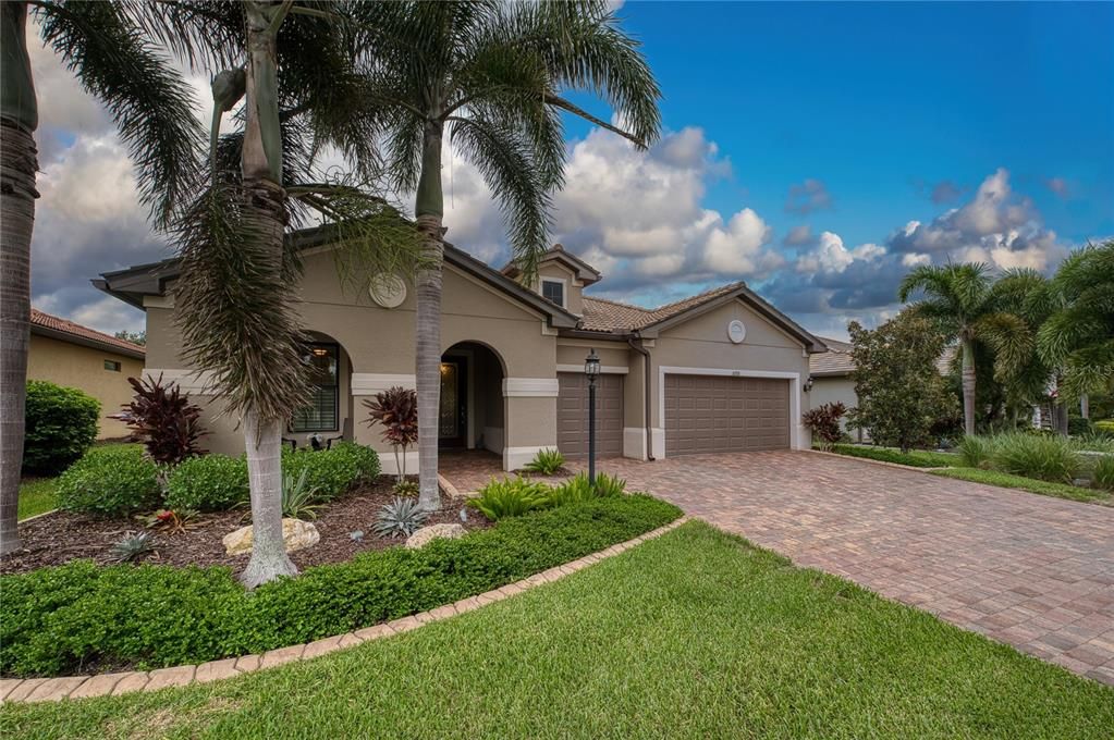 For Sale: $889,900 (3 beds, 3 baths, 2634 Square Feet)