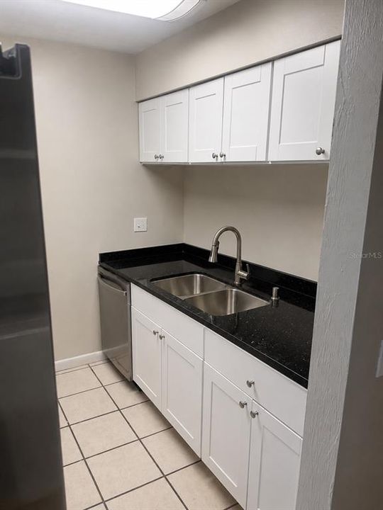 For Rent: $1,400 (2 beds, 1 baths, 930 Square Feet)