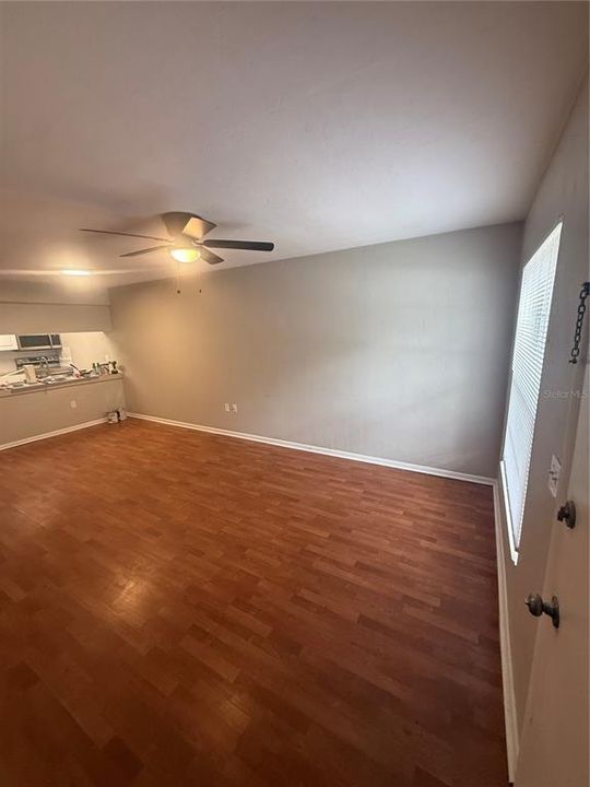 For Rent: $1,400 (2 beds, 1 baths, 930 Square Feet)
