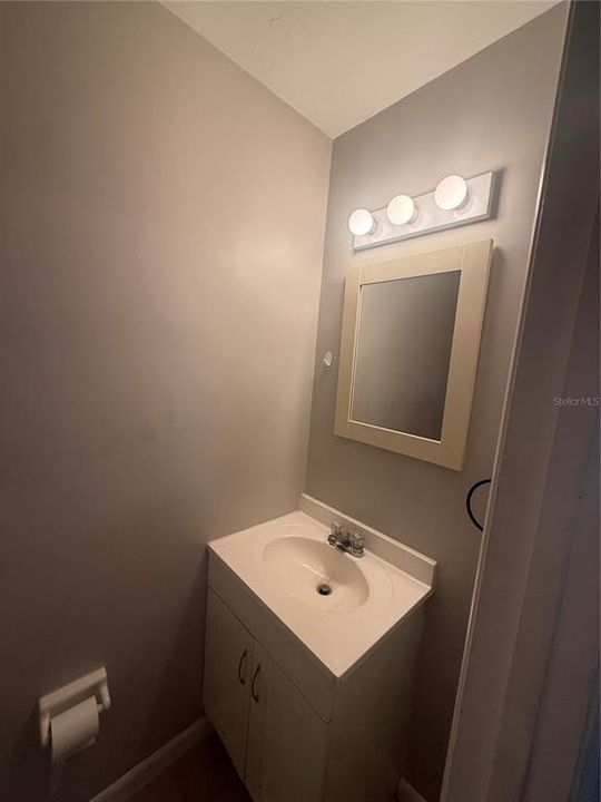 For Rent: $1,400 (2 beds, 1 baths, 930 Square Feet)