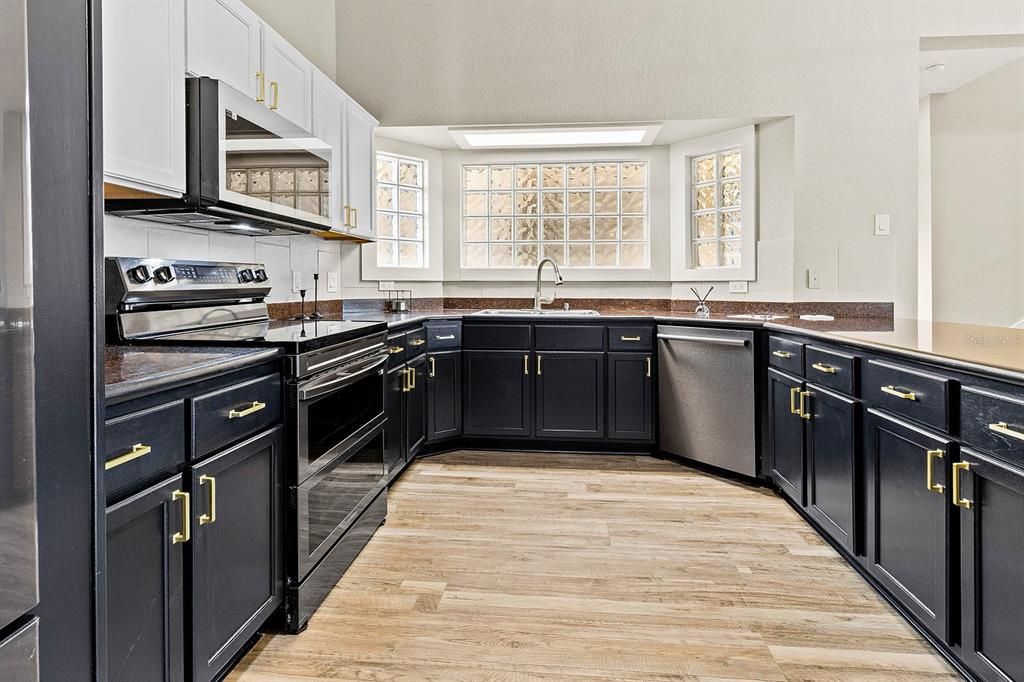 En Venta: $549,900 (4 camas, 3 baños, 2678 Pies cuadrados)