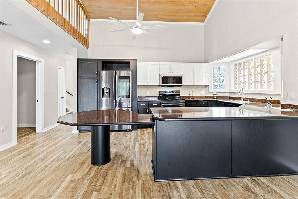 En Venta: $549,900 (4 camas, 3 baños, 2678 Pies cuadrados)