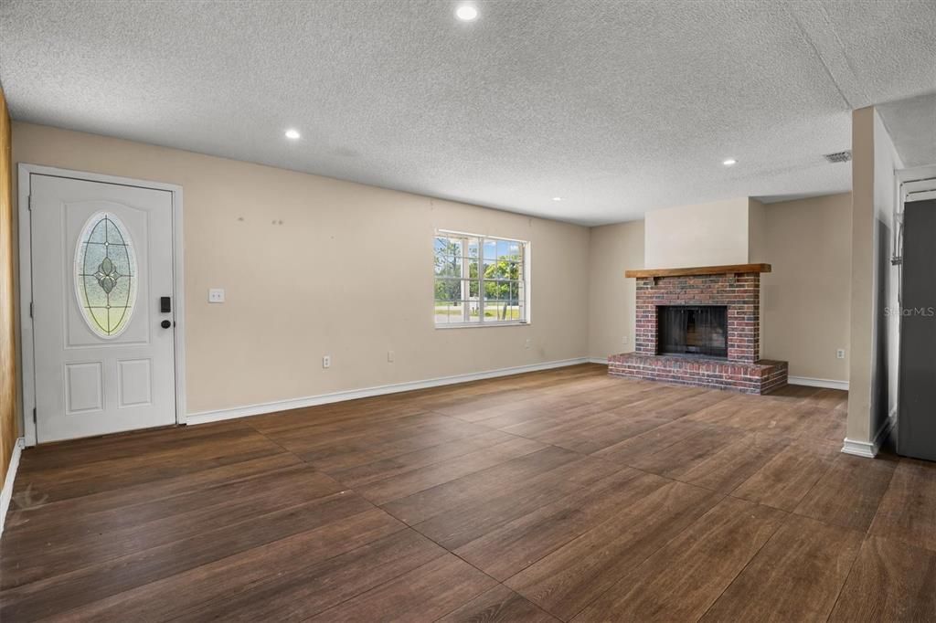 For Sale: $335,000 (3 beds, 2 baths, 1458 Square Feet)