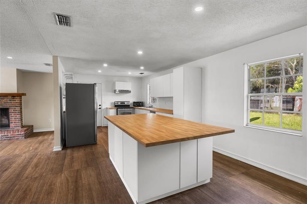 For Sale: $335,000 (3 beds, 2 baths, 1458 Square Feet)