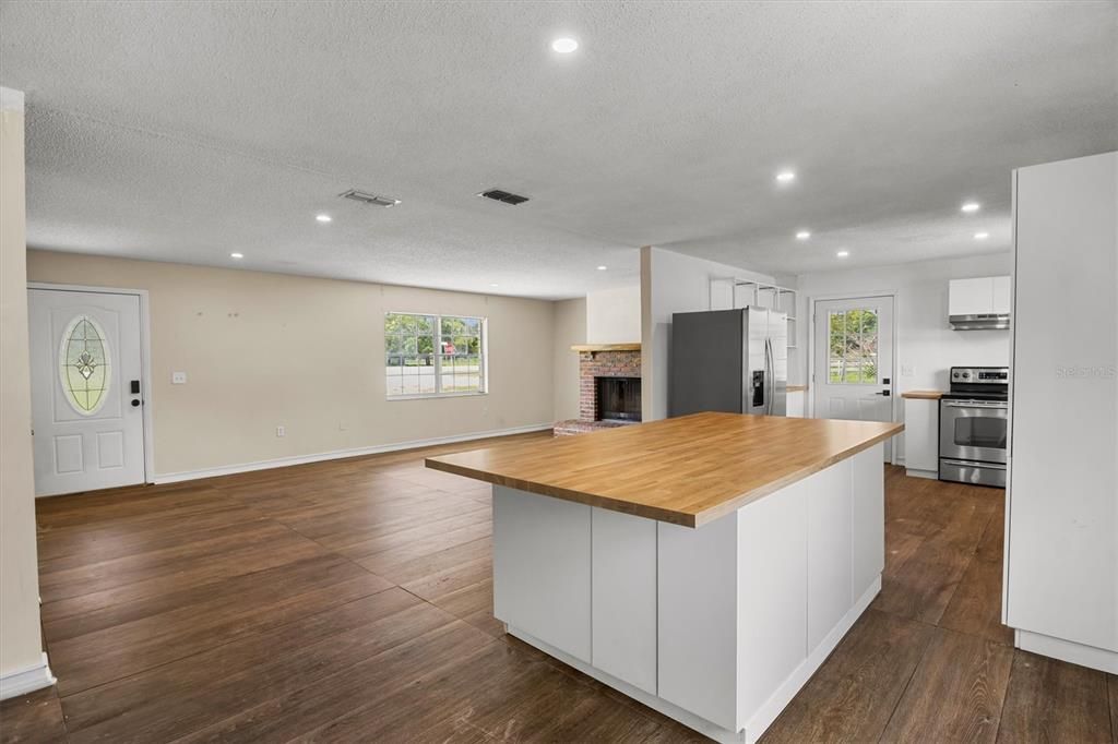 For Sale: $335,000 (3 beds, 2 baths, 1458 Square Feet)