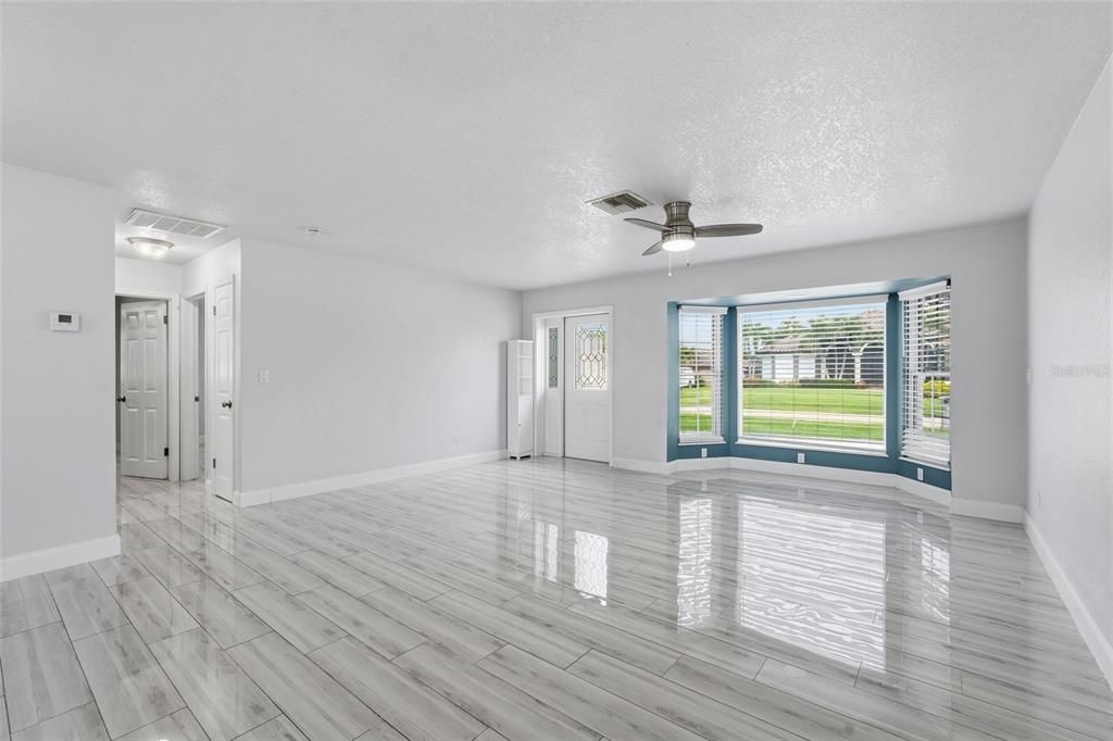 For Sale: $379,000 (3 beds, 3 baths, 2166 Square Feet)