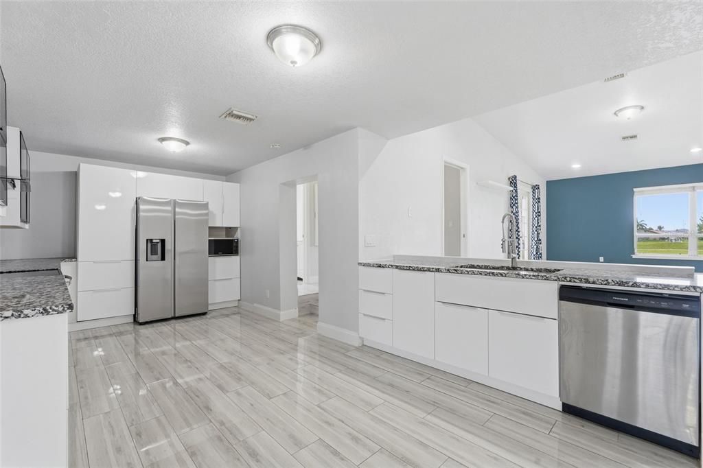 For Sale: $379,000 (3 beds, 3 baths, 2166 Square Feet)