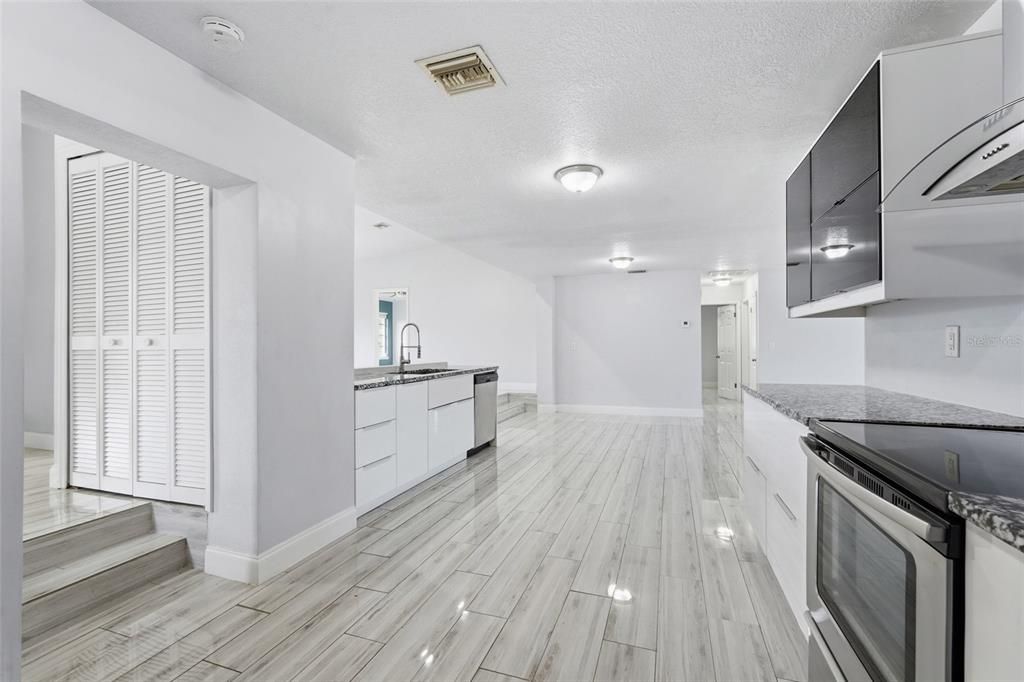 For Sale: $379,000 (3 beds, 3 baths, 2166 Square Feet)