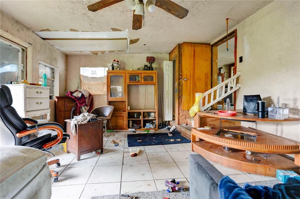Activo con contrato: $89,000 (5 camas, 2 baños, 2000 Pies cuadrados)