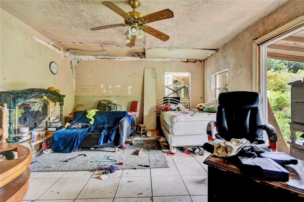 Activo con contrato: $89,000 (5 camas, 2 baños, 2000 Pies cuadrados)