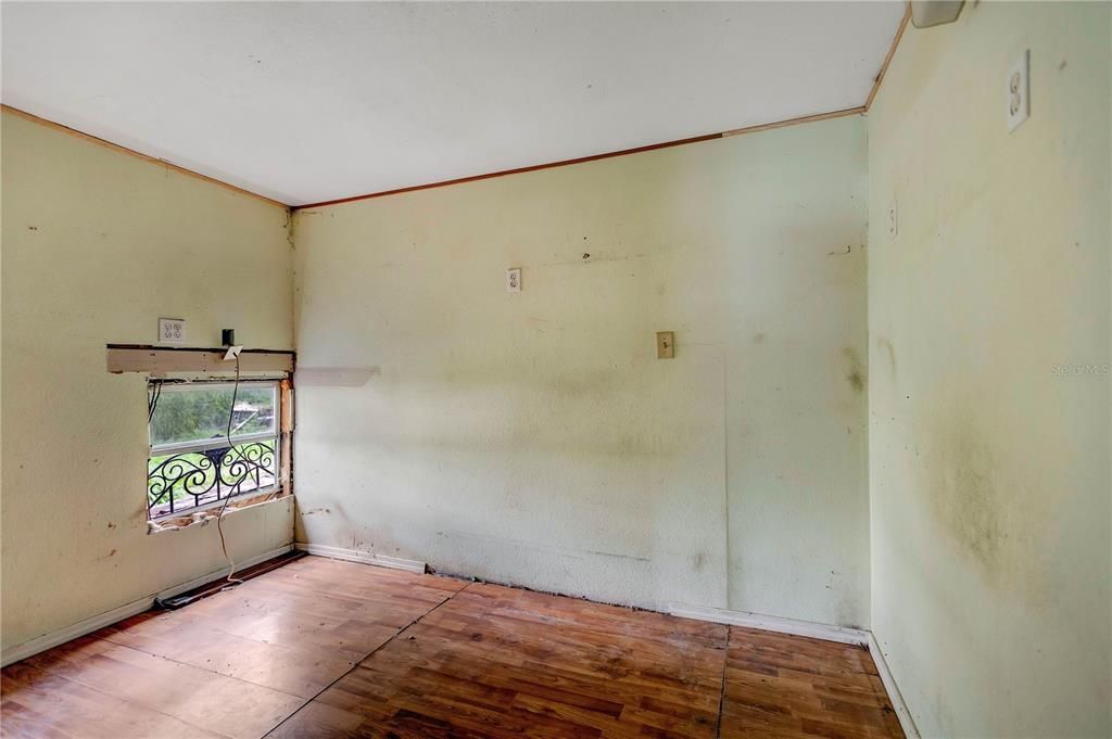 Activo con contrato: $89,000 (5 camas, 2 baños, 2000 Pies cuadrados)
