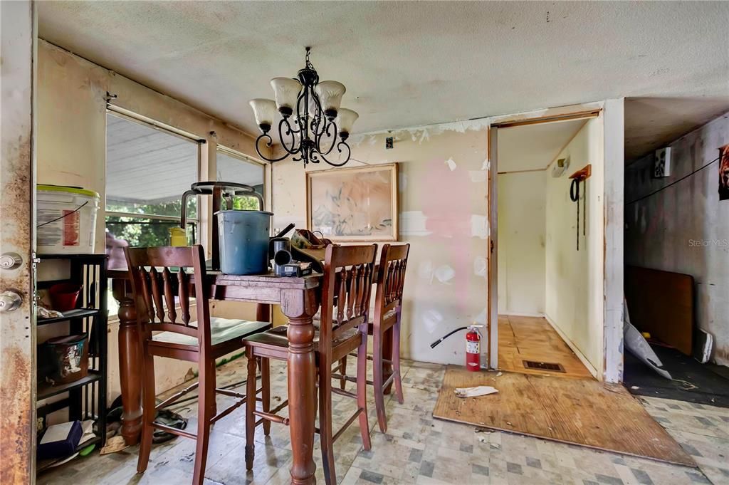 Activo con contrato: $89,000 (5 camas, 2 baños, 2000 Pies cuadrados)