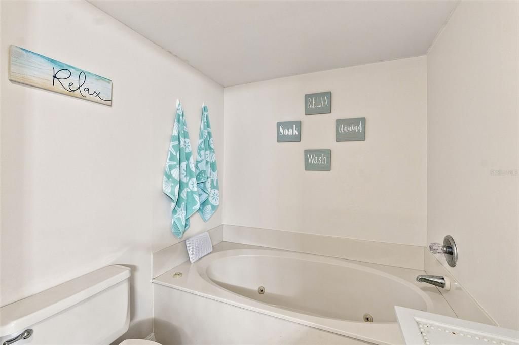 For Sale: $360,000 (2 beds, 2 baths, 1351 Square Feet)