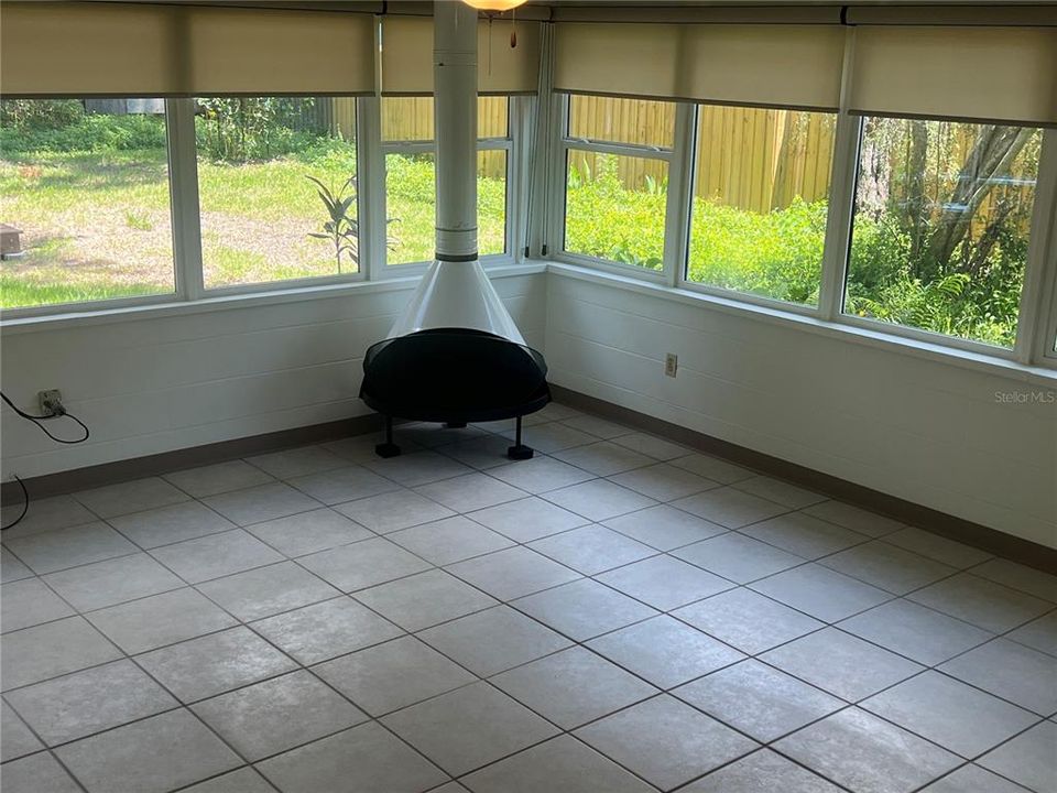 For Rent: $2,800 (3 beds, 1 baths, 1146 Square Feet)