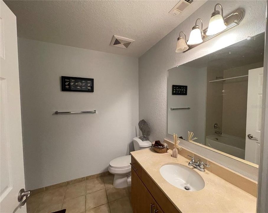 For Sale: $399,000 (2 beds, 2 baths, 1084 Square Feet)