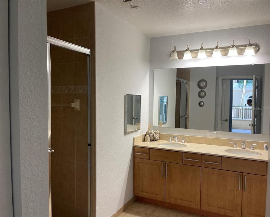 For Sale: $399,000 (2 beds, 2 baths, 1084 Square Feet)