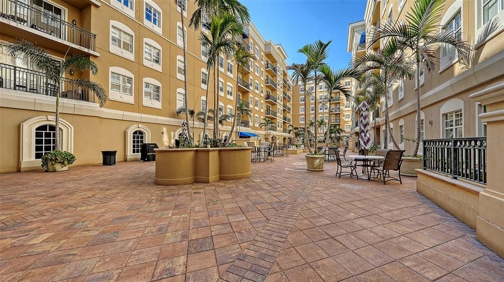 For Sale: $399,000 (2 beds, 2 baths, 1084 Square Feet)