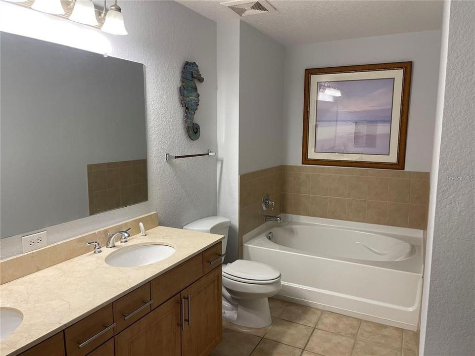 For Sale: $399,000 (2 beds, 2 baths, 1084 Square Feet)