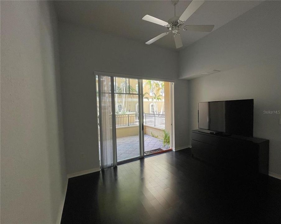For Sale: $399,000 (2 beds, 2 baths, 1084 Square Feet)