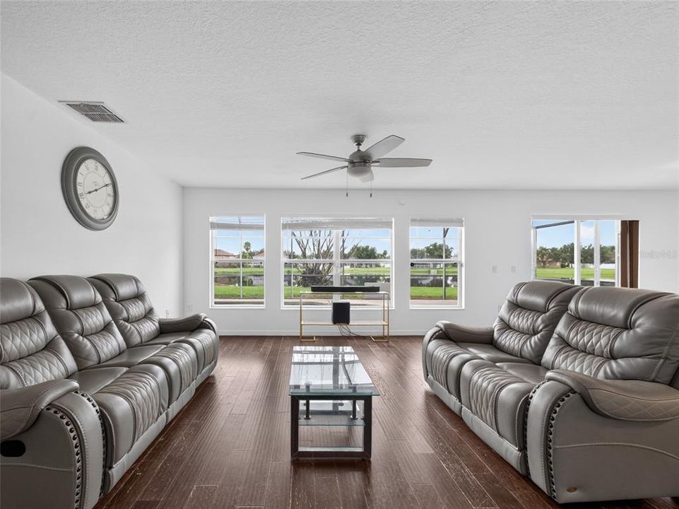 En Venta: $439,900 (5 camas, 3 baños, 3257 Pies cuadrados)