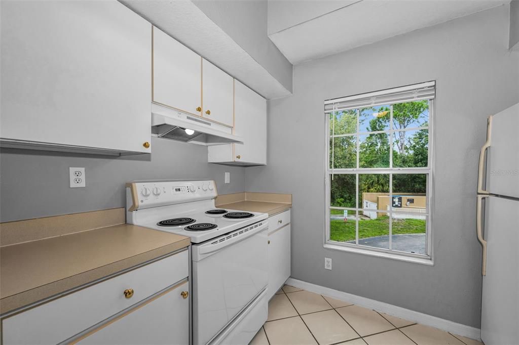 На продажу: $215,000 (2 спален, 2 ванн, 1168 Квадратных фут)