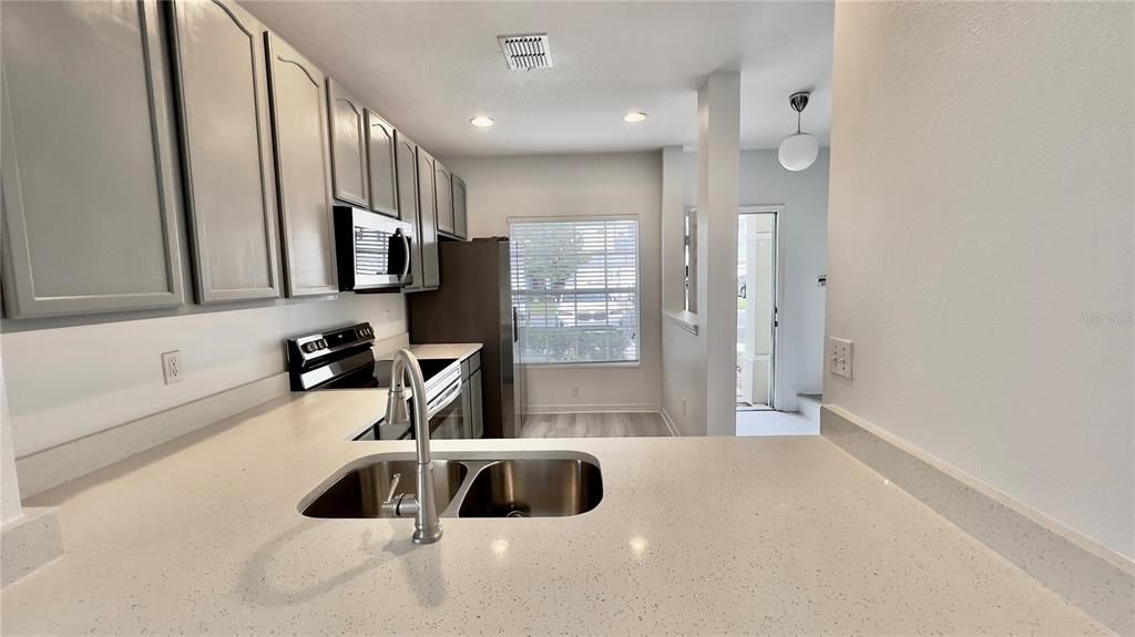 For Rent: $2,100 (2 beds, 2 baths, 1071 Square Feet)