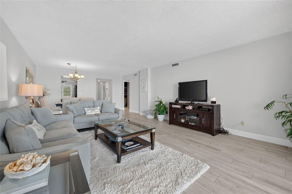 For Sale: $975,000 (2 beds, 2 baths, 1336 Square Feet)